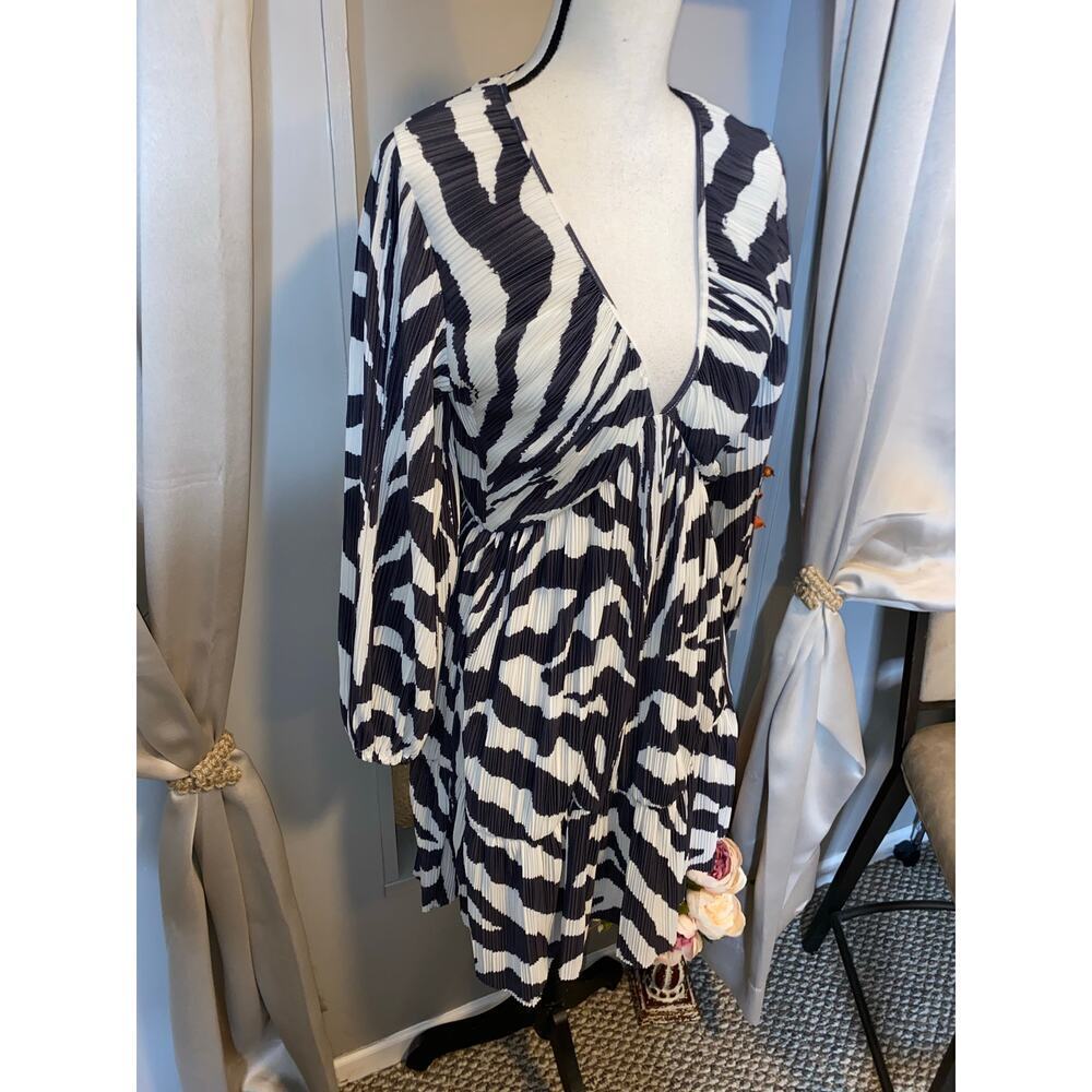 H&M Grey Dark V-Neck Zebra Animal Print A-Line Sleeves Elastic Wristband EUC - Picture 2 of 12